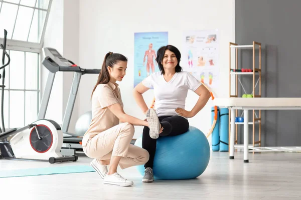 Entrenamiento Mujer Madura Con Fitball Fisioterapeuta Centro Rehabilitación — Foto de Stock