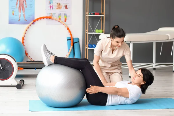 Entrenamiento Mujer Madura Con Fitball Fisioterapeuta Centro Rehabilitación —  Fotos de Stock