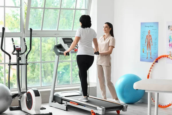 Madura Mujer Entrenamiento Cinta Correr Centro Rehabilitación — Foto de Stock