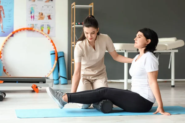 Reife Frau Trainiert Mit Physiotherapeutin Auf Matte Reha Zentrum — Stockfoto