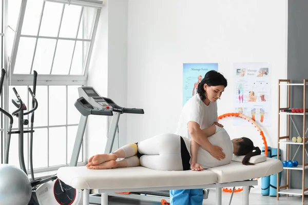 Fisioterapeuta Madura Trabajando Con Una Mujer Joven Sofá Centro Rehabilitación — Foto de Stock