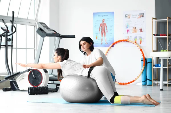 Reife Physiotherapeutin Arbeitet Mit Junger Frau Fitball Reha Zentrum — Stockfoto