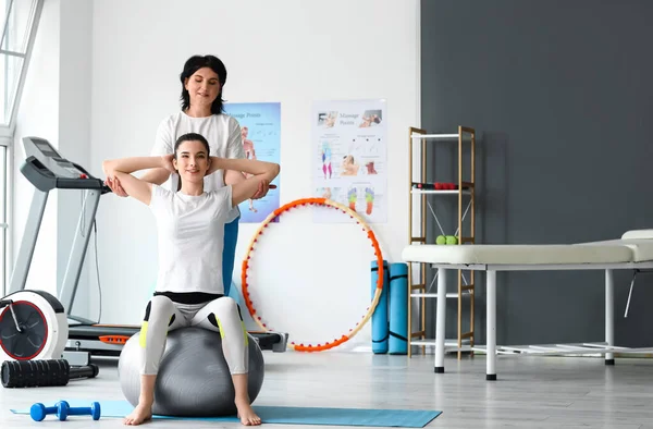 Reife Physiotherapeutin Arbeitet Mit Junger Frau Fitball Reha Zentrum — Stockfoto