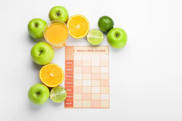 Früchte Mit Speiseplan Auf Weißem Hintergrund — Stockfoto
