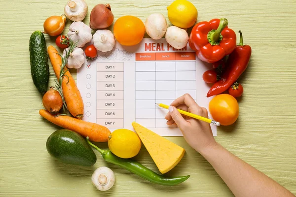 Femme Faisant Plan Repas Sur Fond Bois Couleur — Photo