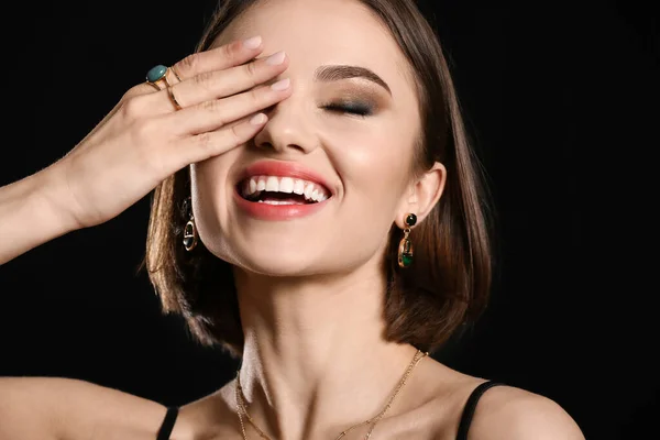 Jonge Gelukkige Vrouw Met Mooie Manicure Stijlvolle Accessoires Zwarte Achtergrond — Stockfoto