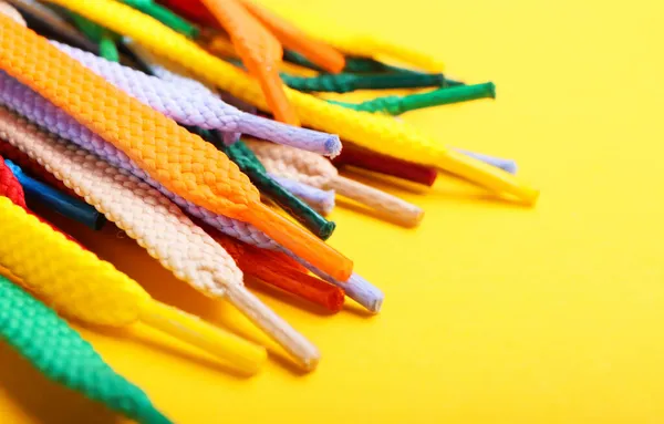 Muchos Cordones Zapatos Sobre Fondo Amarillo Primer Plano —  Fotos de Stock