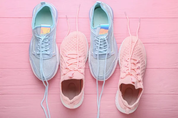 Sapatos Esportivos Com Atacadores Desatados Cor Fundo Madeira — Fotografia de Stock