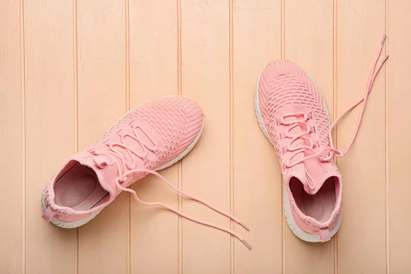 Zapatos Deportivos Con Cordones Zapatos Desatados Sobre Fondo Madera Color —  Fotos de Stock