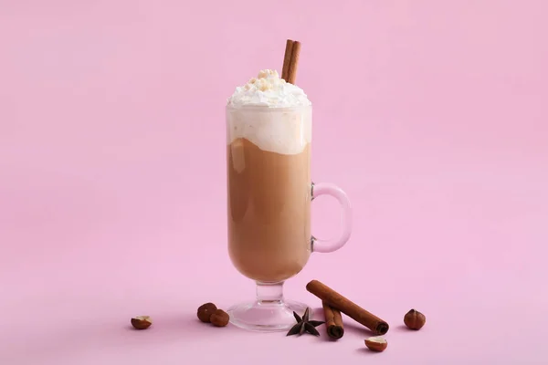 Glazen Kopje Lekkere Latte Met Nootjes Roze Achtergrond — Stockfoto