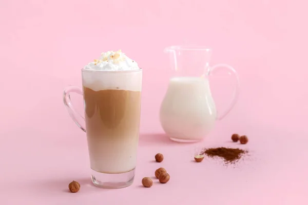 Üveg Csésze Ízletes Latte Dióval Rózsaszín Alapon — Stock Fotó