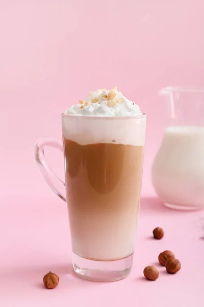 Glazen Kopje Lekkere Latte Met Nootjes Roze Achtergrond — Stockfoto