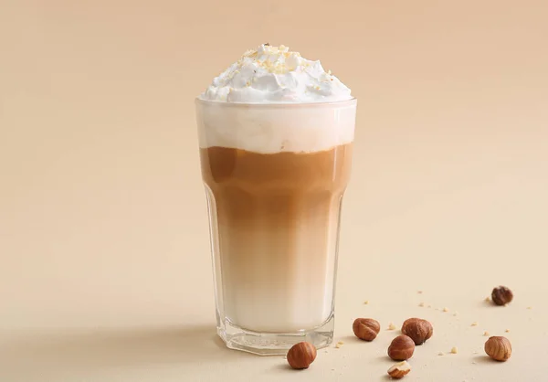 Bicchiere Latte Saporito Con Noci Sfondo Beige — Foto Stock