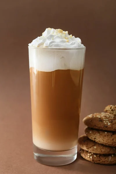 Glas Lekkere Latte Met Nootjes Koekjes Bruine Ondergrond — Stockfoto