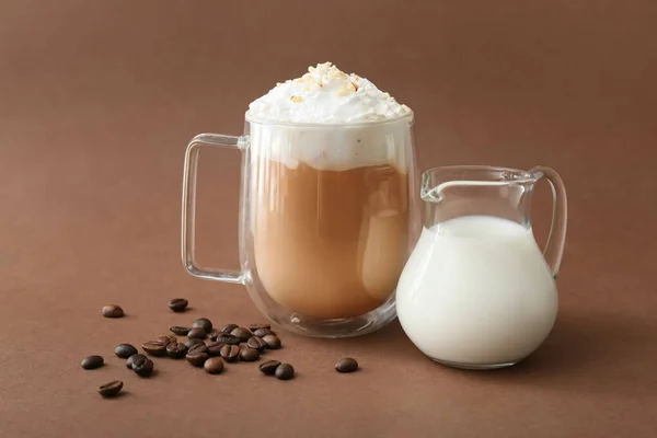 Ποτήρι Φλυτζάνι Νόστιμο Latte Κόκκους Καφέ Και Κανάτα Γάλα Καφέ — Φωτογραφία Αρχείου