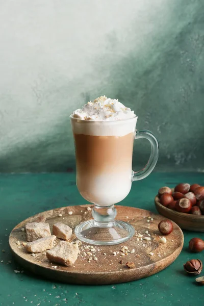 Glazen Kopje Lekkere Latte Met Nootjes Groene Tafel — Stockfoto