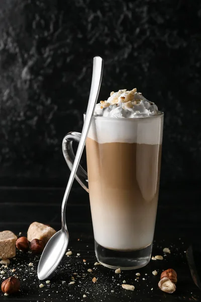 Tazza Vetro Latte Saporito Con Noci Sfondo Nero — Foto Stock