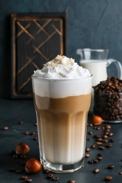 Glas Lekkere Latte Met Noten Koffiebonen Zwarte Achtergrond — Stockfoto