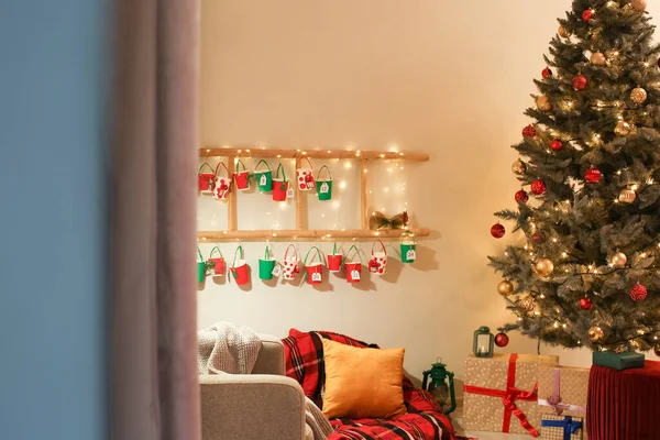 挂在墙上房间里的圣诞树和日历 — 图库照片