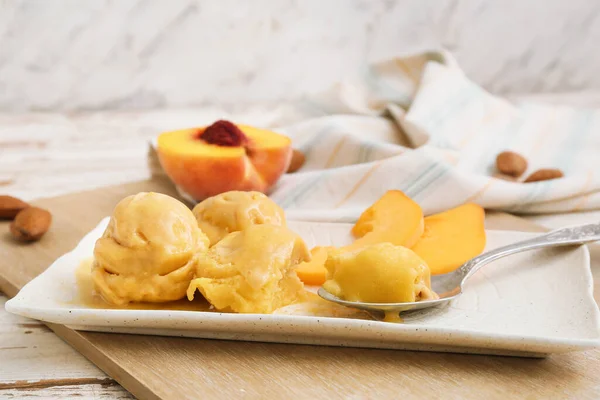 Plate Tasty Peach Ice Cream Table — Stock Photo, Image