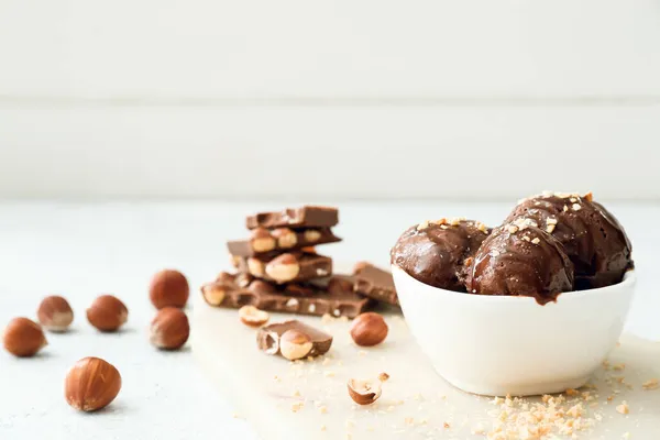 Mísa Chutné Čokoládové Zmrzliny Ořechy Stole — Stock fotografie