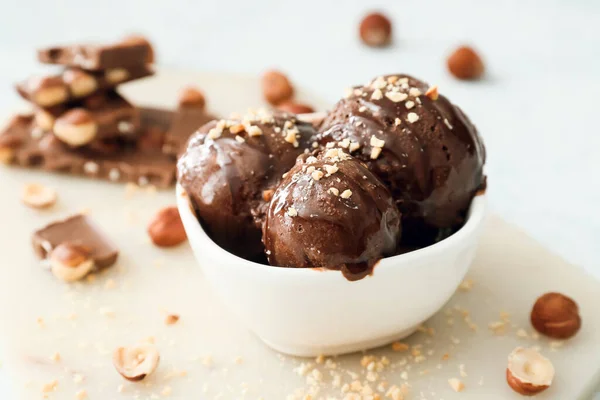 Cuenco Sabroso Helado Chocolate Con Nueces Sobre Fondo Blanco —  Fotos de Stock