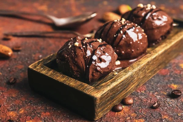 Деревянная Доска Вкусного Шоколадного Мороженого Фоне Гранжа — стоковое фото