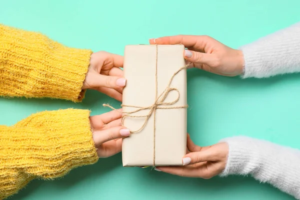Γυναίκες Κρατώντας Κουτί Δώρου Στο Φόντο Χρώμα Closeup — Φωτογραφία Αρχείου