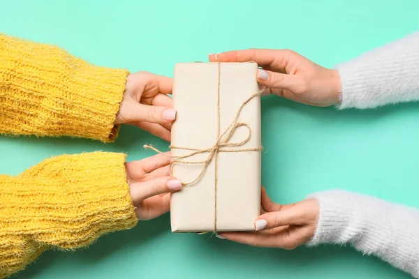 Mujeres Sosteniendo Caja Regalo Sobre Fondo Color Primer Plano —  Fotos de Stock