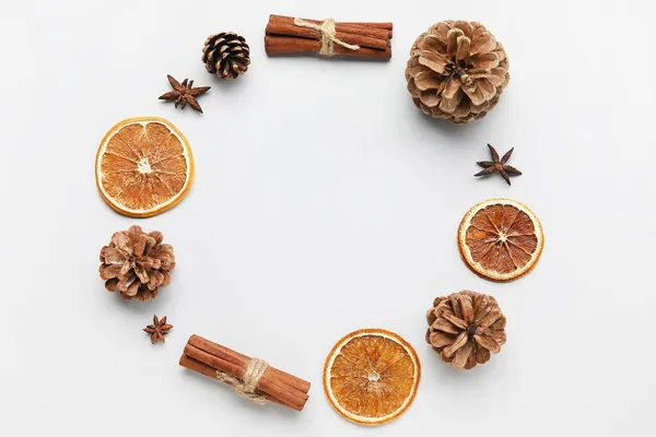 Fenyőtobozokból Fűszerekből Szárított Narancsszeletekből Készült Keret Fehér Alapon — Stock Fotó