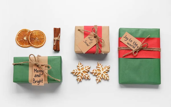 Composizione Natalizia Con Scatole Regalo Gustosi Biscotti Sfondo Bianco — Foto Stock