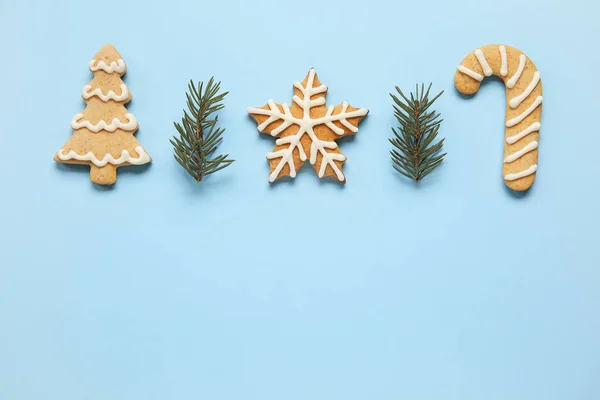 Composición Invierno Con Sabrosas Galletas Sobre Fondo Azul —  Fotos de Stock