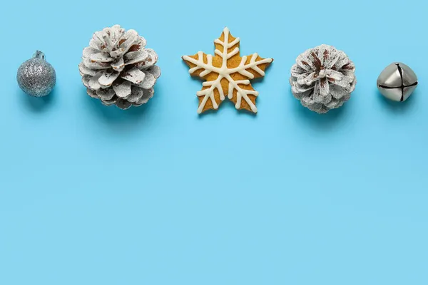Leckere Plätzchen Und Weihnachtsdekoration Auf Blauem Hintergrund — Stockfoto