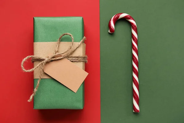 Geschenkbox Und Zuckerstange Auf Farbigem Hintergrund — Stockfoto