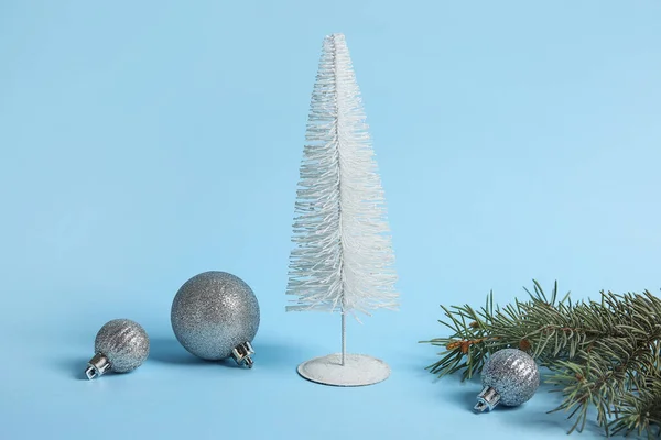 Dekorativer Weihnachtsbaum Kugeln Und Tannenzweig Auf Farbigem Hintergrund — Stockfoto