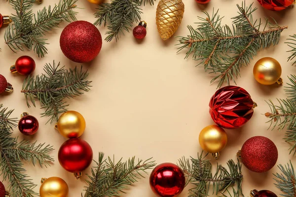 Frame Gemaakt Van Sparren Takken Kerstballen Kleur Achtergrond Close — Stockfoto