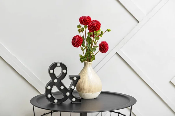 Váza Gyönyörű Dália Virágok Asztalon — Stock Fotó