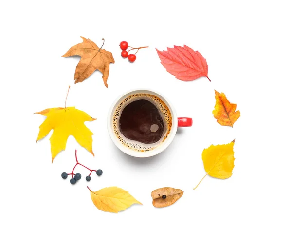 Samenstelling Met Kopje Koffie Herfstbladeren Witte Achtergrond — Stockfoto