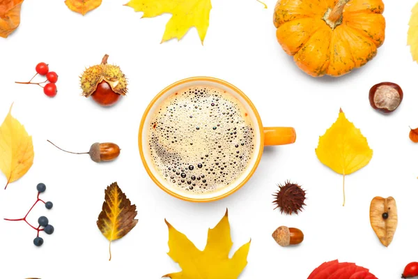 Samenstelling Met Kopje Koffie Pompoen Herfstbladeren Witte Achtergrond — Stockfoto