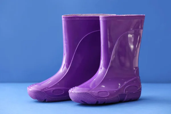 Botas Chuva Borracha Fundo Azul — Fotografia de Stock