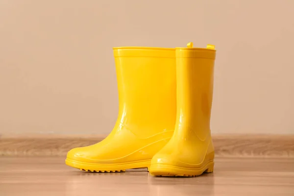 Paar Gele Rubberen Laarzen Tegen Achtergrond Van Kleur — Stockfoto