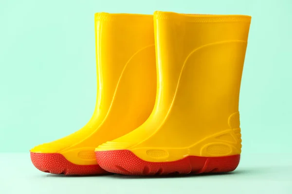 Dvojice Žluté Gumové Boty Barevném Pozadí — Stock fotografie