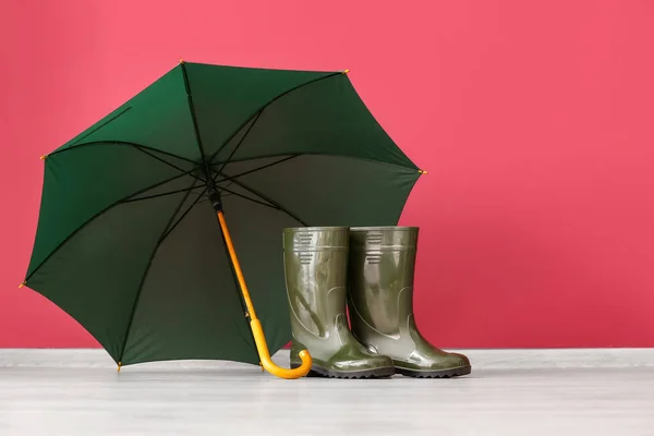 Par Botas Lluvia Goma Paraguas Suelo Cerca Pared Color — Foto de Stock