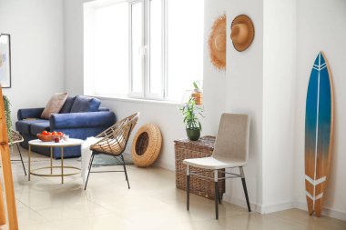 Modern odanın içinde şık bir sörf tahtası var.