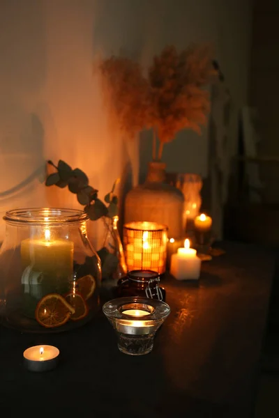 Светящиеся Ароматные Свечи Столе Темной Комнате — стоковое фото