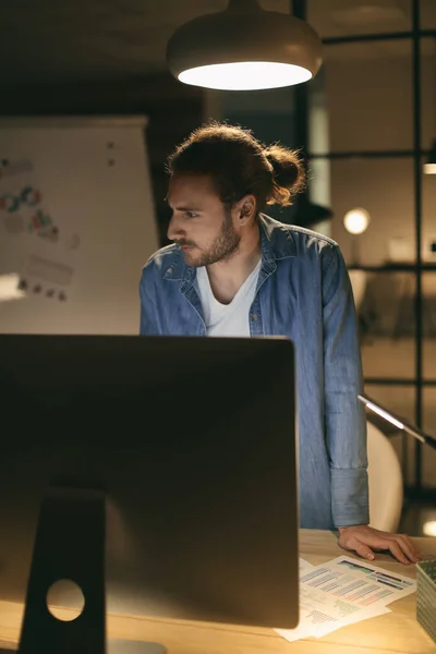 Young Man Working Office Late Evening — Stock Photo, Image