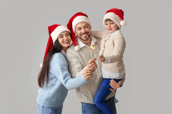Família Feliz Com Brilhos Natal Fundo Luz — Fotografia de Stock