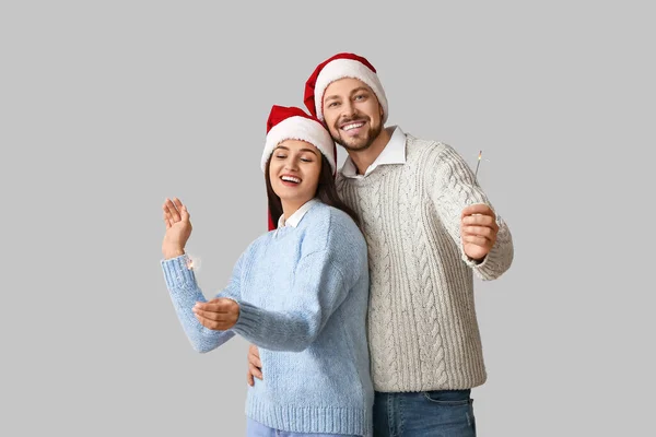 Couple Heureux Avec Des Étincelles Noël Sur Fond Gris — Photo