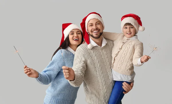 Família Feliz Com Brilhos Natal Fundo Luz — Fotografia de Stock