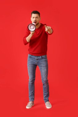 Renkli arka planda megafonu olan bir protesto adamı